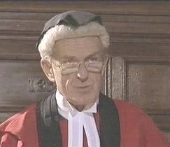 Английский судья в черной шапочке